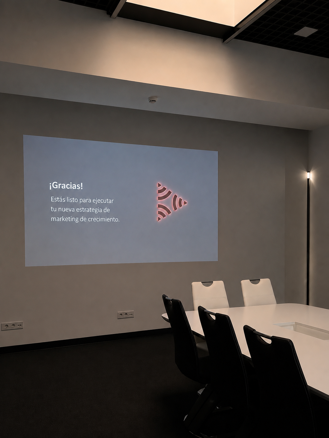 Sala de reuniones moderna con proyección final de capacitación que muestra el mensaje ¡Gracias!, el logo de Esencia Digital y el texto: estás listo para ejecutar tu nueva estrategia de marketing de crecimiento.